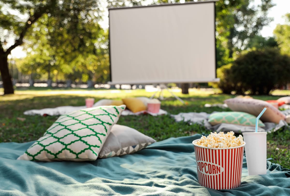 Hire outdoor cinema — popcorn and drink on blanket in open air cinema s for parties and events in Johannesburg, Sandton and Randburg